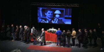 “Zoti e shpërbleftë me parajsë”, Shpat Kasapi përcillet në banesën e fundit me aplodisment.