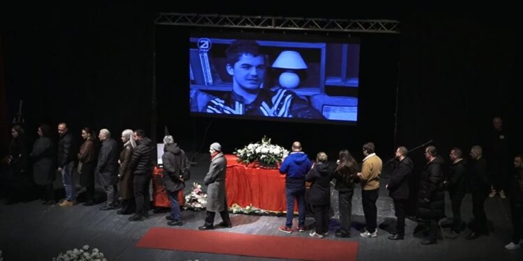 “Zoti e shpërbleftë me parajsë”, Shpat Kasapi përcillet në banesën e fundit me aplodisment.