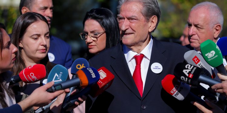 Berisha-ambasadorit të BE: Le t’u thotë shqiptarëve se cila direktivë e Bashkimit Europian bën fjalë për përkatësi të shumëfishtë gjinore