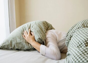 10 Gabime kryesore që ndikojnë në gjumë: Kafeina, alkooli dhe stresi pengojnë cilësinë e pushimit tuaj