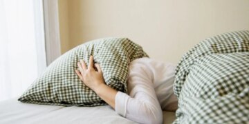 10 Gabime kryesore që ndikojnë në gjumë: Kafeina, alkooli dhe stresi pengojnë cilësinë e pushimit tuaj