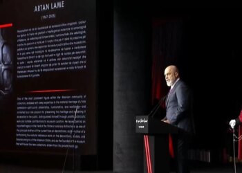 100-vjetori i themelimit të Urdhrit të Skënderbeut, Rama i jep dy medaljonet e para familjarëve të Artan Lames dhe Filip Rrumbullakut.