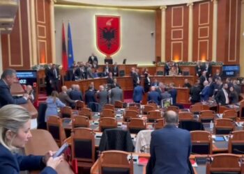 10:20

Incident në Kuvend/ PD: Shoqëruesi i Niko Peleshit hyn i armatosur në sallë