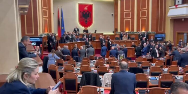 10:20
Incident në Kuvend/ PD: Shoqëruesi i Niko Peleshit hyn i armatosur në sallë