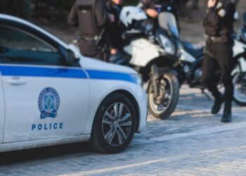 14-vjeçari shqiptar në Greqi arrestohet për mbajtje thike në shkollë, e cila sipas tij ishte për vetëmbrojtje.