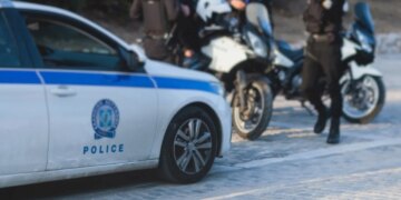 14-vjeçari shqiptar në Greqi arrestohet për mbajtje thike në shkollë, e cila sipas tij ishte për vetëmbrojtje.