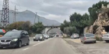 14:11
Fundjava fillon me fluks të madh trafiku, pjesërisht e bllokuar rruga Tiranë-Elbasan
Me fillimin e fundjavës, shumë qytetarë po udhëtojnë drejt juglindjes së Shqipërisë për të kaluar pushimet, çka ka sjellë një rritje të konsiderueshme të trafikut.