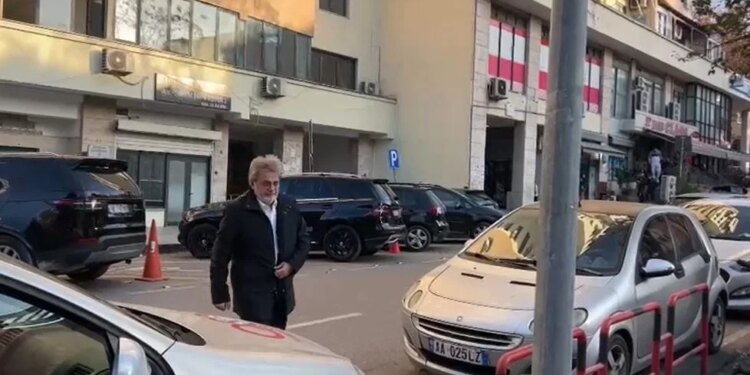 15:02  
Benet Beci i drejtohet SPAK-ut  
Benet Beci është duke u paraqitur në SPAK. VIJON…