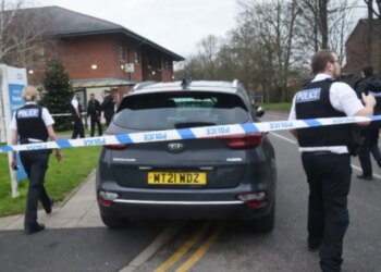 20-vjeçari sulmon 5 persona me levë hekuri pasi nuk u lejua të hynte në spital, dyshohet se…