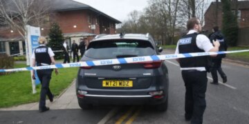 20-vjeçari sulmon 5 persona me levë hekuri pasi nuk u lejua të hynte në spital, dyshohet se…