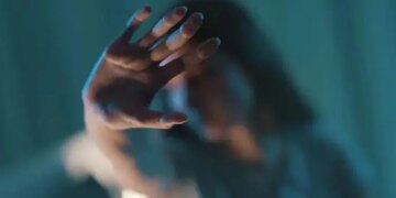 20-vjeçarja seksualisht e sulmuar nga dy të rinj, një arrestohet dhe një tjetër shpallet në kërkim