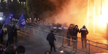 21:07

Protesta e opozitës para Kryeministrisë, disa persona të shoqëruar në komisariat  
Një grup deputetesh është duke u drejtuar drejt Komisariatit Nr. 1, pas shoqërimit të disa qytetarëve. Vijon…