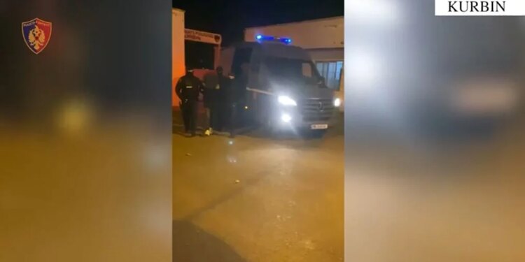28-vjeçari nga Laçi, i armatosur me kallashnikov, kërcënonte qytetarët dhe thyente xhamat e automjeteve dhe një lokali, arrestohet.