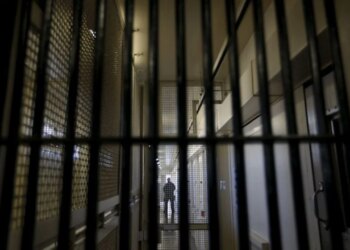 300 kriminelë, përfshirë vrasës dhe përdhunues, lirohen gabimisht në Angli. Shtypi: Problema të mëdha në administrimin e burgjeve.