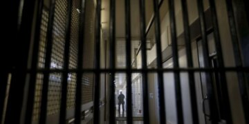 300 kriminelë, përfshirë vrasës dhe përdhunues, lirohen gabimisht në Angli. Shtypi: Problema të mëdha në administrimin e burgjeve.