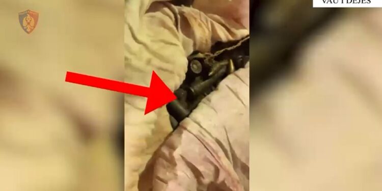 42-vjeçari arrestohet në Vaun e Dejës për bllokimin e qarkullimit të automjeteve, policia zb discovers drogë dhe municion luftarak.