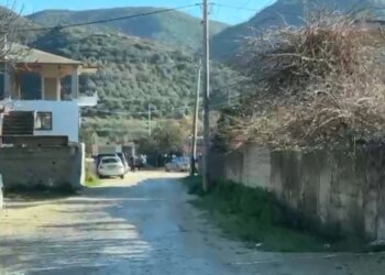 42-vjeçari nga Vlorë, i cili humbi jetën gjatë një loje në kalçeto, përcillet për në banesën e fundit.