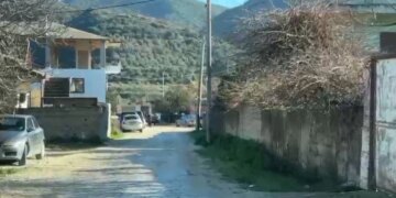 42-vjeçari nga Vlorë, i cili humbi jetën gjatë një loje në kalçeto, përcillet për në banesën e fundit.