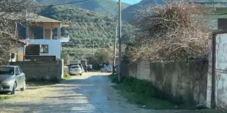 42-vjeçari nga Vlorë, i cili humbi jetën gjatë një loje në kalçeto, përcillet për në banesën e fundit.