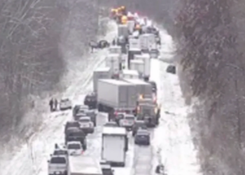 45 automjete përplasen në një autostradë në Indiana pas reshjeve të borës, raportojnë mediat amerikane — shikoni videon.