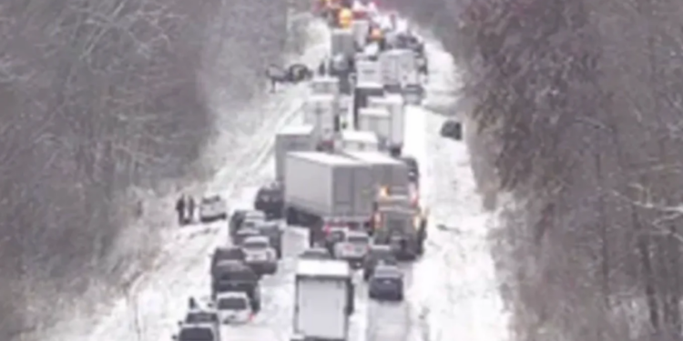 45 automjete përplasen në një autostradë në Indiana pas reshjeve të borës, raportojnë mediat amerikane — shikoni videon.