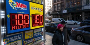 46 shorte pa fitues, Krishtlindjet sjellin një xhekpot prej 1.817 miliardë dollarësh në lojën Powerball në SHBA.