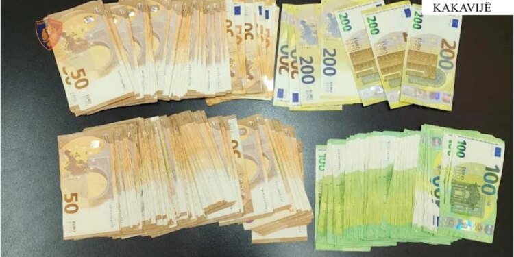 54-vjeçari procedohet pasi përpiqej të nxirrte nga Shqipëria mbi 22 mijë euro pa i deklaruar.