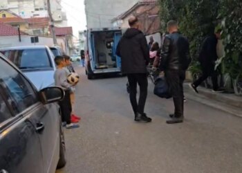 65-vjeçari, i cili nuk ishte parë prej dy ditësh, gjendet i vdekur në banesën e tij; ndërhyjnë policia dhe zjarrfikësit.