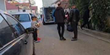 65-vjeçari, i cili nuk ishte parë prej dy ditësh, gjendet i vdekur në banesën e tij; ndërhyjnë policia dhe zjarrfikësit.