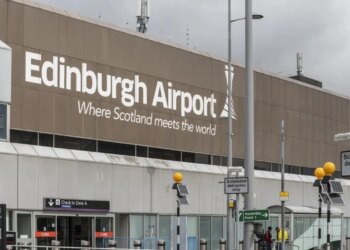 Aeroporti i Edinburgut në Skoci ka ndërprerë fluturimet për shkak të problemeve me sistemin e teknologjisë së informacionit.