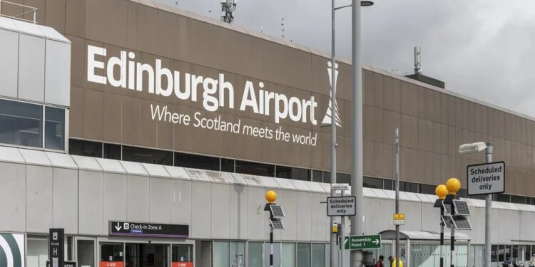 Aeroporti i Edinburgut në Skoci ka ndërprerë fluturimet për shkak të problemeve me sistemin e teknologjisë së informacionit.