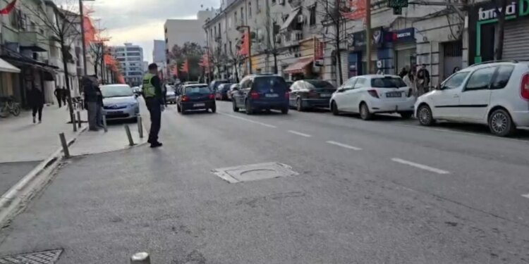 Aksident në Durrës: Një këmbësor goditet nga automjeti