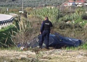 Aksident në Fier: Furgoni i policisë godet “Mercedezin” dhe bie në kanal, efektivët transportohen me urgjencë në spitale.