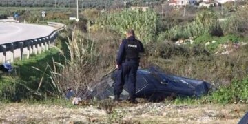 Aksident në Fier: Furgoni i policisë godet “Mercedezin” dhe bie në kanal, efektivët transportohen me urgjencë në spitale.