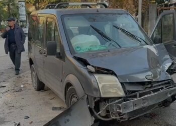 Aksident në Fier: Shoferi humb kontrollin e automjetit dhe godet një makinë të parkuar, duke u lënduar.