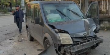 Aksident në Fier: Shoferi humb kontrollin e automjetit dhe godet një makinë të parkuar, duke u lënduar.