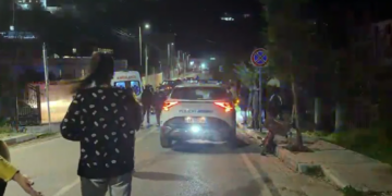 Aksident në Lezhë: Automjeti godet motorin, dy persona të lënduar
Një ngjarje e rëndë ka ndodhur në lagjen “Skënderbeg” të Lezhës, ku një automjet ka përplasur një motor, duke rezultuar në dy të lënduar.