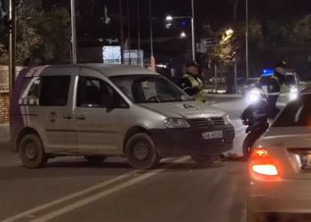 Aksident në Lushnjë: Automjeti godet motorin, drejtuesi merr lëndime