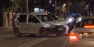 Aksident në Lushnjë: Automjeti godet motorin, drejtuesi merr lëndime