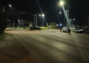 Aksident në Lushnjë: Mjeti përplaset me shtyllën e ndriçimit në daljen e qytetit, shoferi në gjendje të rëndë.