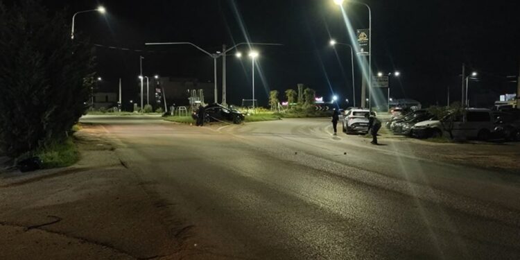 Aksident në Lushnjë: Mjeti përplaset me shtyllën e ndriçimit në daljen e qytetit, shoferi në gjendje të rëndë.