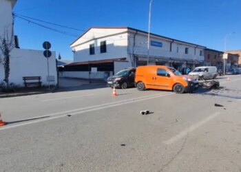 Aksident në Lushnjë, një shofer i automjetit përplaset me një motor dhe pëson lëndime të rënda.