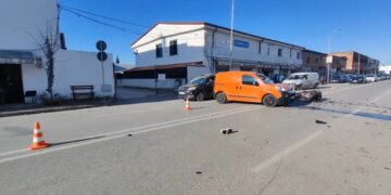 Aksident në Lushnjë, një shofer i automjetit përplaset me një motor dhe pëson lëndime të rënda.