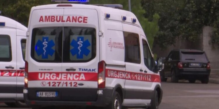 Aksident në Maliq: 38-vjeçari humb kontrollin e makinës, dy pasagjerë, përfshirë një 11-vjeçar, mbeten të plagosur.