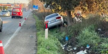 Aksident në rrugën Fier-Levan: autobusi godet një veturë dhe përfundon në kanal.