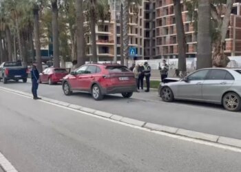 Aksident në zinxhir në Lungomaren e Vlorës: Tre automjete të përfshira, një vajzë e dërgohet në spital