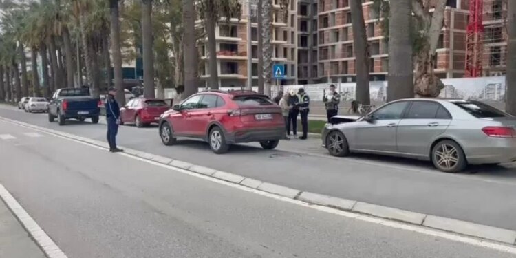 Aksident në zinxhir në Lungomaren e Vlorës: Tre automjete të përfshira, një vajzë e dërgohet në spital