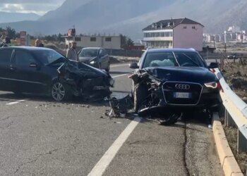 Aksident serioz në rrugën e Arbrit, dy automjete përplasen, një person i lënduar.