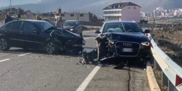 Aksident serioz në rrugën e Arbrit, dy automjete përplasen, një person i lënduar.