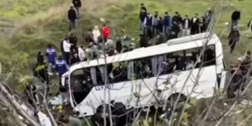 Aksident tragjik në Stamboll, autobusi që mbante punëtorë humb kontrollin dhe përmbyset, me 4 të vdekur dhe 9 të plagosur.